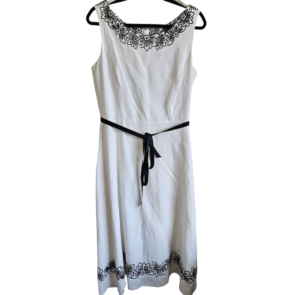 Vintage Plaza South Elegant White Dress with Black Floral Accents Size Med.